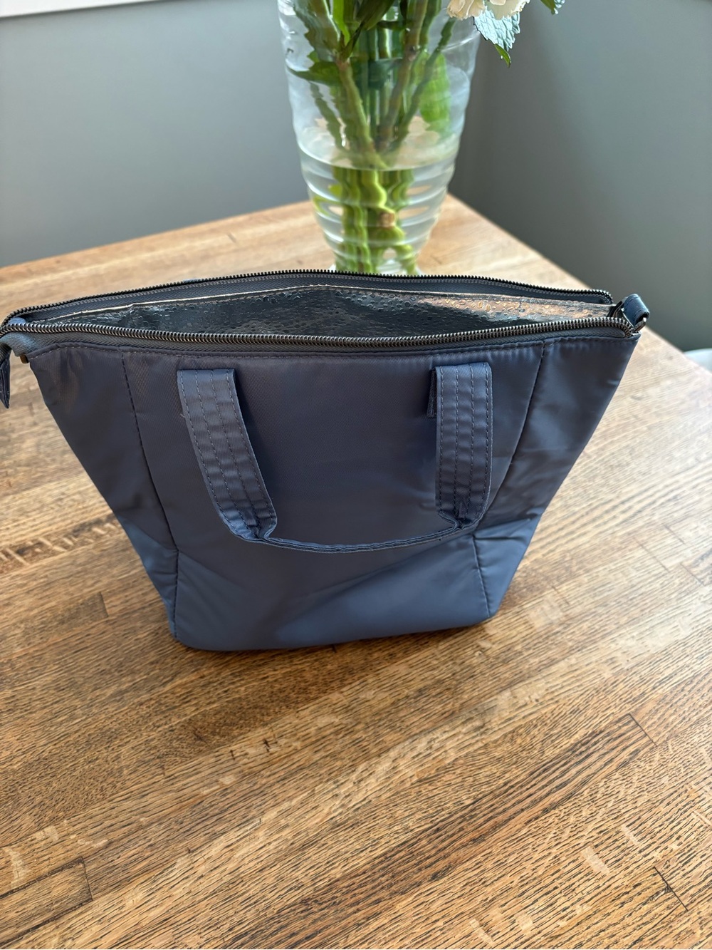 NWOT Lug Blue-Gray Quilted Lunch Tote with Top Zip, Insulated Interior & Pockets - Picture 8 of 9